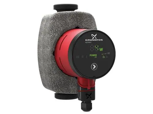 Grundfos Umwälzpumpe mit digitalem Display und Regelung. Die Pumpe weist eine kompakte Bauform auf und ist mit einem dämmenden Material umgeben.